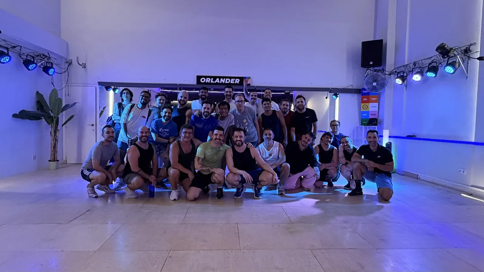 El grupo entero de una clase de baile de Orlander, en la sala de Espacio Iroko, Madrid